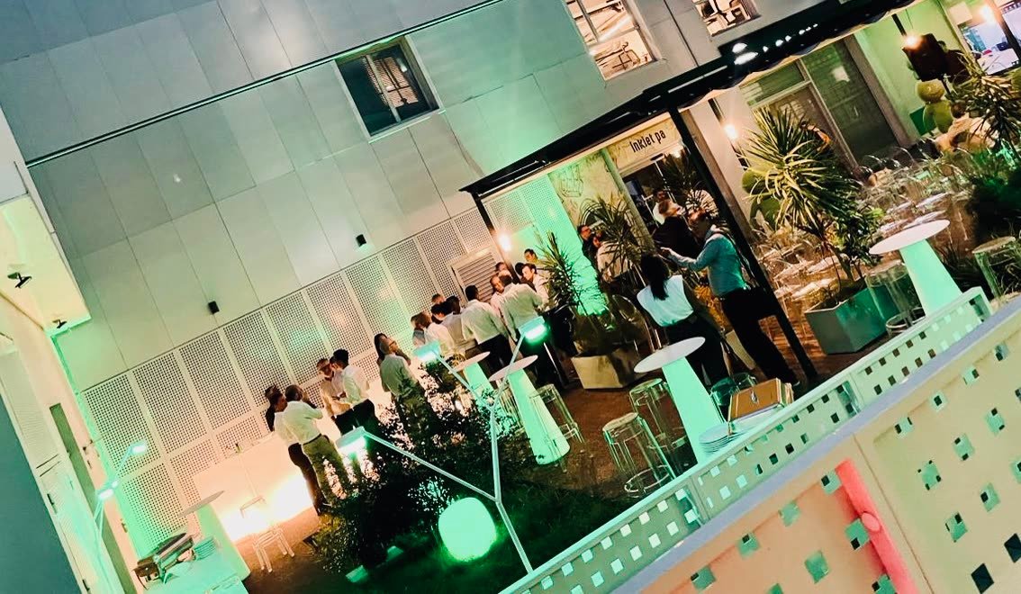 Mobilier lumineux et scénographie d'une soirée d'entreprise à La Réunion