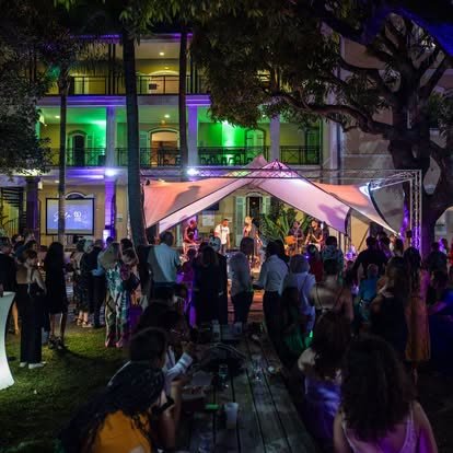 Soirée d'entreprise de nuit dans un jardin à La Réunion